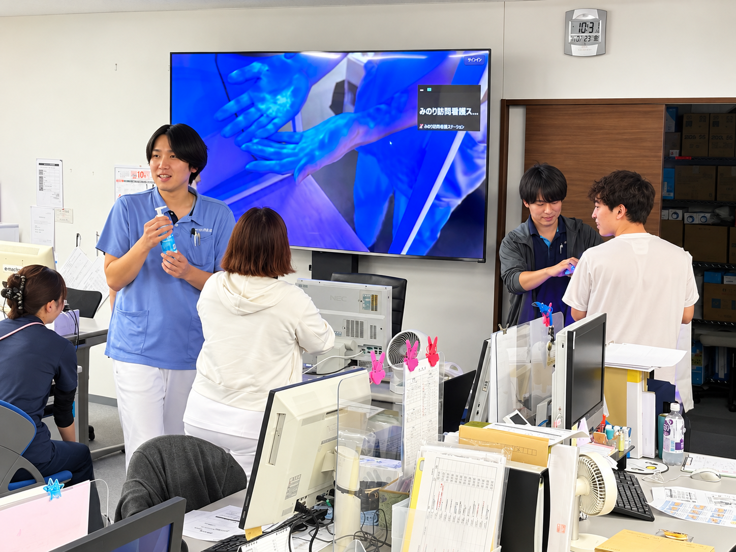 スタッフが手指衛生の実演を交えて感染予防を学ぶ様子